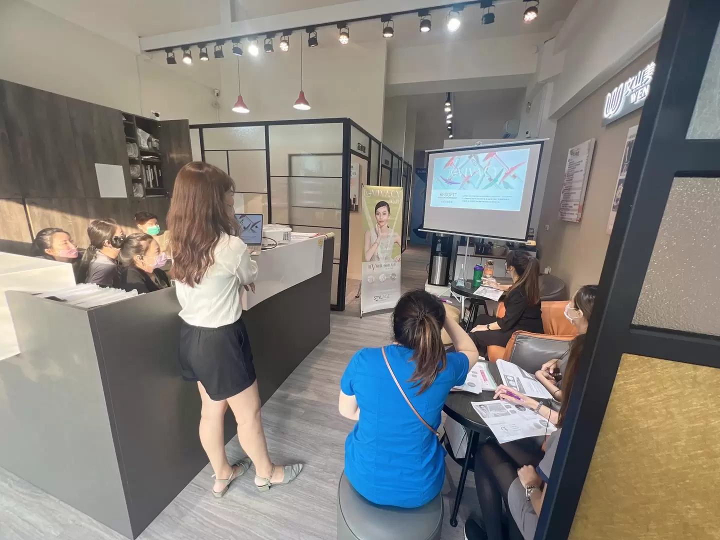 小姐姐們上課中 好認真呀【Vivacy讓美麗，藏在一切細節中】